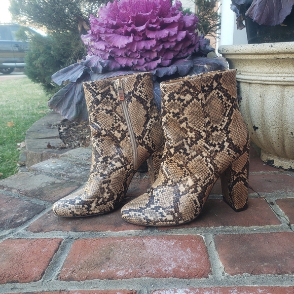 New snake skin print J Renee booties - Picture 4 of 14